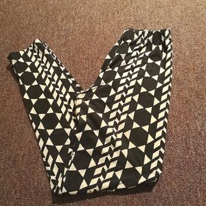 🔵 3/$30 Women's Black & White Bold Leggings